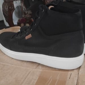 ECCO Men's Black and White High-Top Sneakers